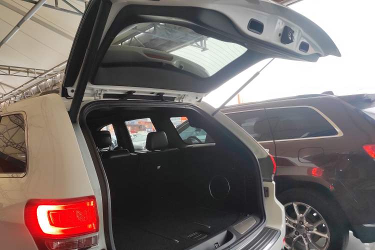 Used Jeep Grand Cherokee 2015 3.0L Comfort Navigation Edition Trunk
