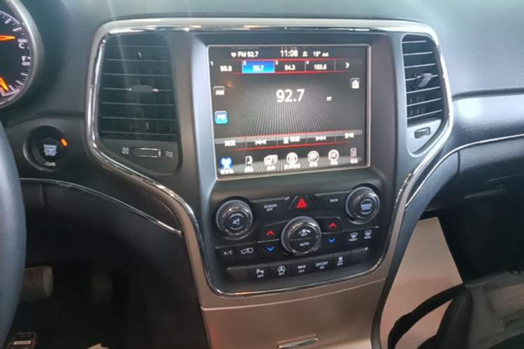 Used Jeep Grand Cherokee 2016 3.0L Comfort Navigation Edition Audio And AC Panel