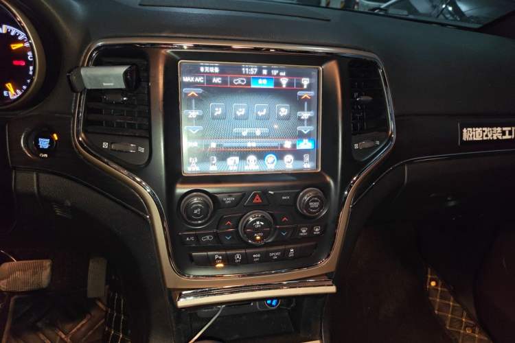 Used Jeep Grand Cherokee 2016 3.0L Comfort Navigation Edition Audio And AC Panel