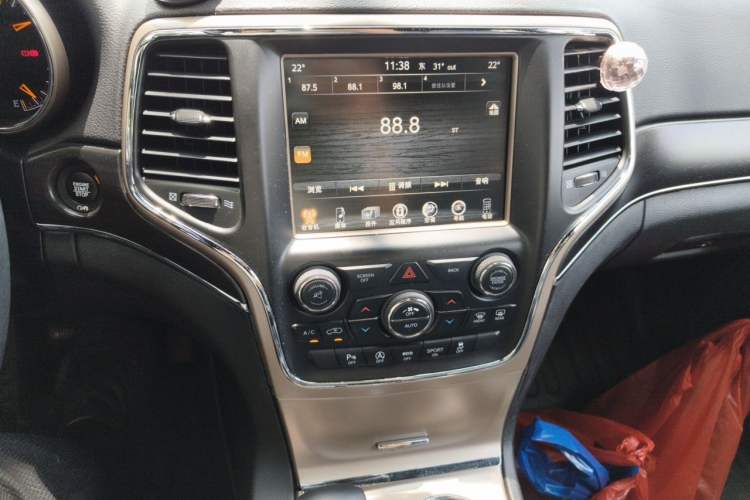 Used Jeep Grand Cherokee 2016 3.0L Comfort Navigation Edition Audio And AC Panel