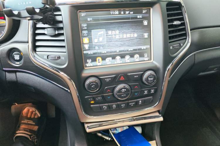Used Jeep Grand Cherokee 2016 3.0L Comfort Navigation Edition Audio And AC Panel