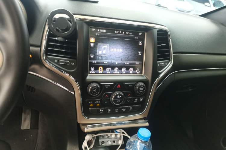 Used Jeep Grand Cherokee 2016 3.0L Comfort Navigation Edition Audio And AC Panel
