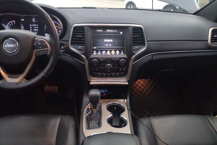 Used Jeep Grand Cherokee 2016 3.0L Comfort Navigation Edition Audio And AC Panel