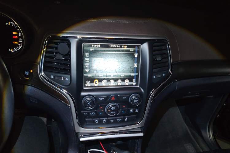 Used Jeep Grand Cherokee 2016 3.6L Luxury Navigation Edition Audio And AC Panel