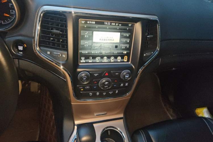 Used Jeep Grand Cherokee 2016 3.0L Comfort Navigation Edition Audio And AC Panel