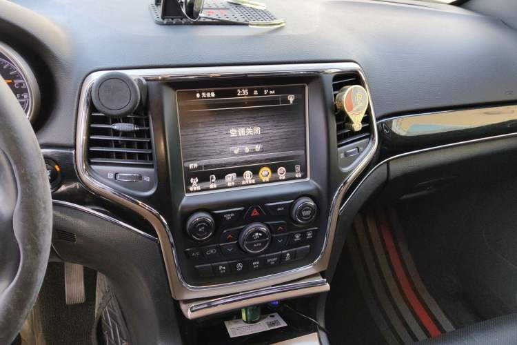 Used Jeep Grand Cherokee 2016 3.6L 75th Anniversary Tribute Edition Audio And AC Panel
