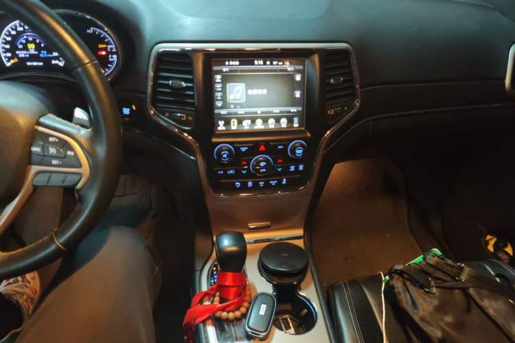 Used Jeep Grand Cherokee 2016 3.0L Comfort Navigation Edition Audio And AC Panel
