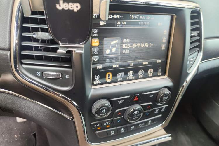 Used Jeep Grand Cherokee 2016 3.0L Comfort Navigation Edition Audio And AC Panel