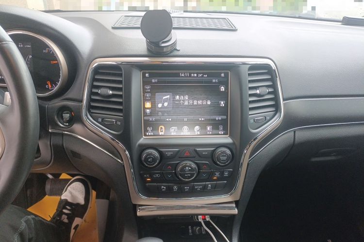 Used Jeep Grand Cherokee 2016 3.0L Comfort Navigation Edition Audio And AC Panel