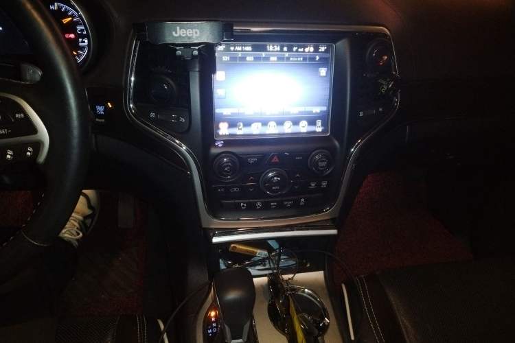 Used Jeep Grand Cherokee 2016 3.6L Luxury Navigation Edition Audio And AC Panel