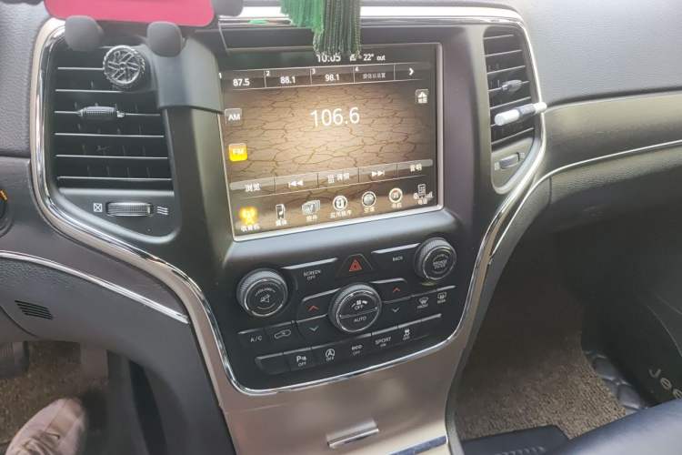 Used Jeep Grand Cherokee 2016 3.0L Comfort Navigation Edition Audio And AC Panel
