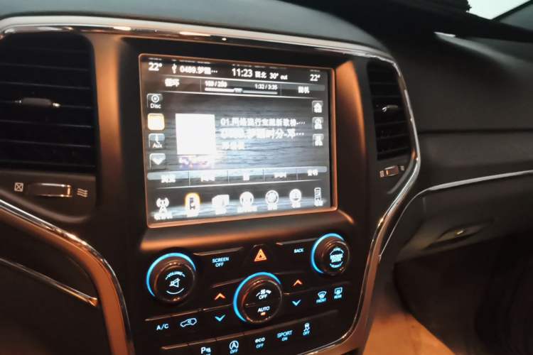Used Jeep Grand Cherokee 2016 3.0L Comfort Navigation Edition Audio And AC Panel