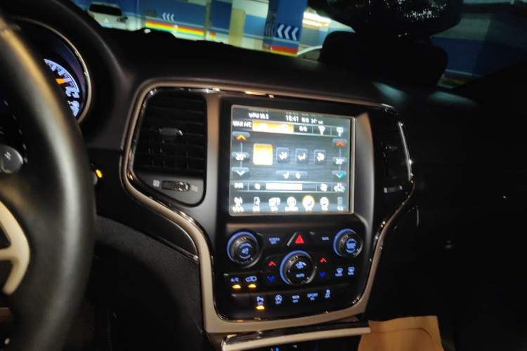 Used Jeep Grand Cherokee 2016 3.0L Comfort Navigation Edition Audio And AC Panel