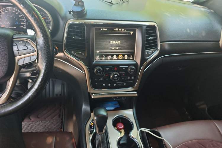 Used Jeep Grand Cherokee 2016 3.0L Comfort Navigation Edition Audio And AC Panel