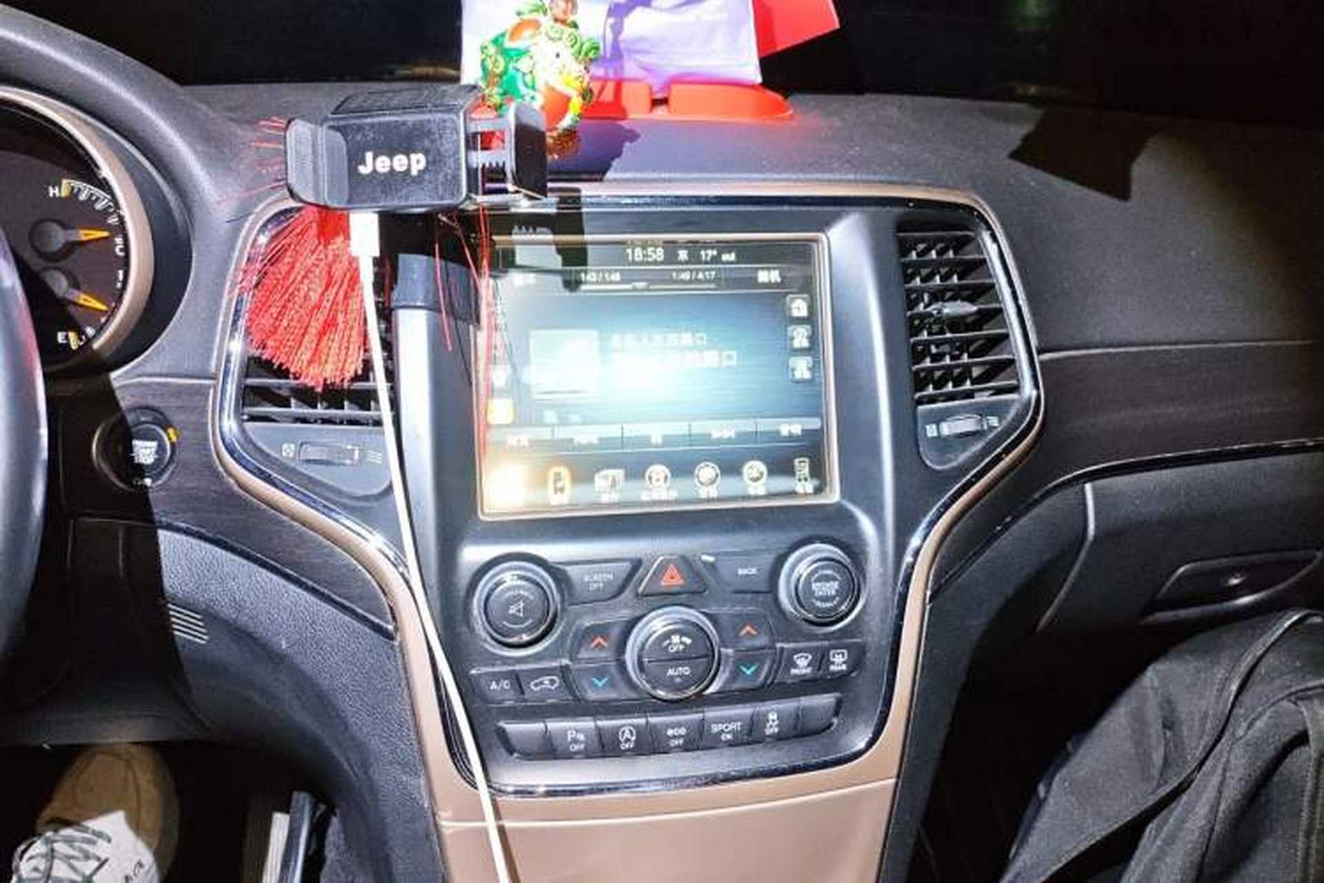 Used Jeep Grand Cherokee 2016 3.0L Comfort Navigation Edition Audio And AC Panel