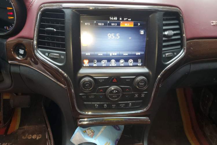 Used Jeep Grand Cherokee 2016 3.0L Comfort Navigation Edition Audio And AC Panel