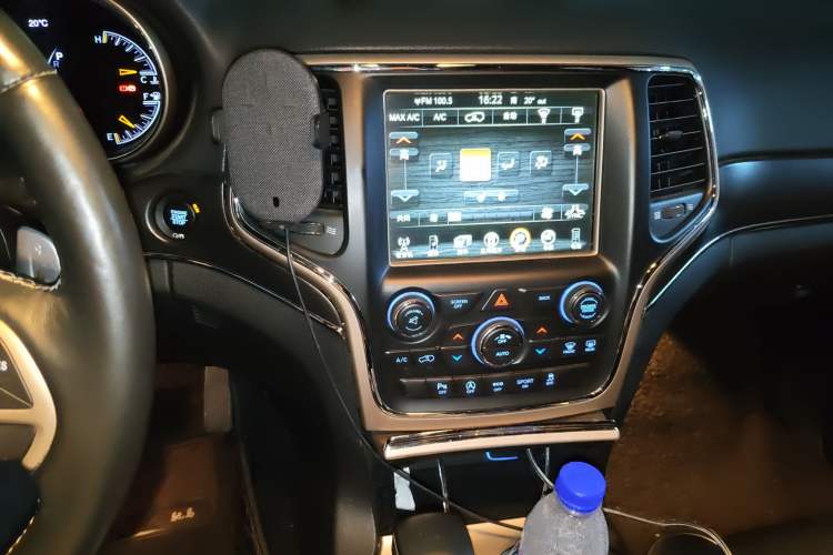 Used Jeep Grand Cherokee 2016 3.0L Comfort Navigation Edition Audio And AC Panel