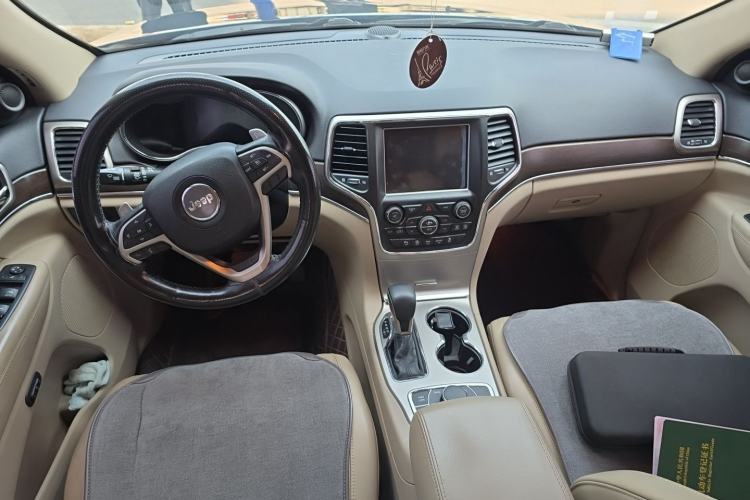 Used Jeep Grand Cherokee  Center Console