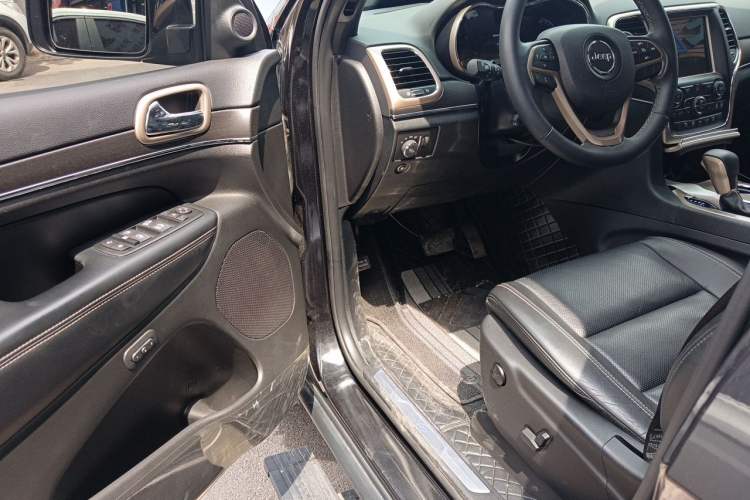 Used Jeep Grand Cherokee 2016 3.0L Elite Navigation Edition Driver Seat