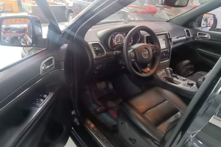 Used Jeep Grand Cherokee 2016 3.0L Elite Navigation Edition Driver Seat