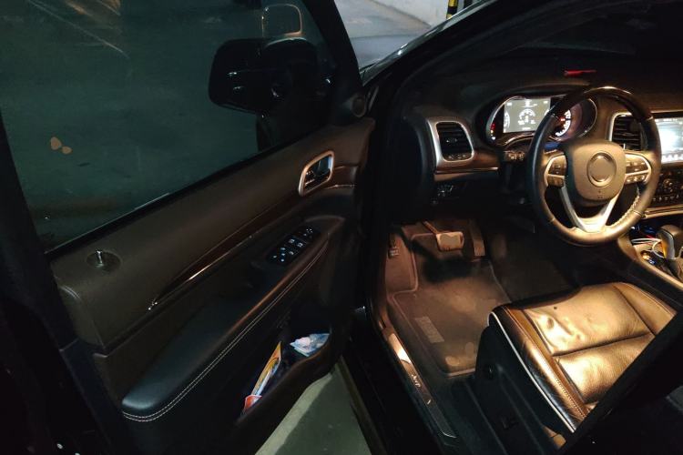 Used Jeep Grand Cherokee 2016 3.6L Luxury Navigation Edition Driver Seat