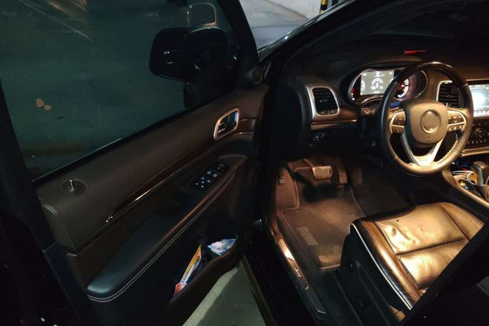 Used Jeep Grand Cherokee 2016 3.6L Luxury Navigation Edition Driver Seat