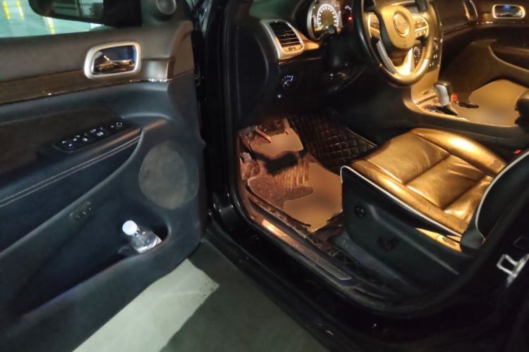 Used Jeep Grand Cherokee 2016 3.6L Luxury Navigation Edition Driver Seat