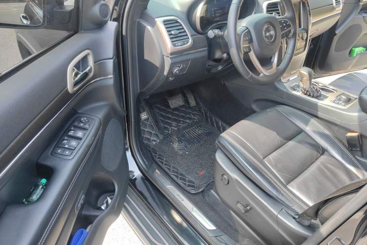 Used Jeep Grand Cherokee 2016 3.0L Comfort Navigation Edition Driver Seat