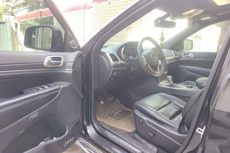 Used Jeep Grand Cherokee 2016 3.0L Comfort Navigation Edition Driver Seat