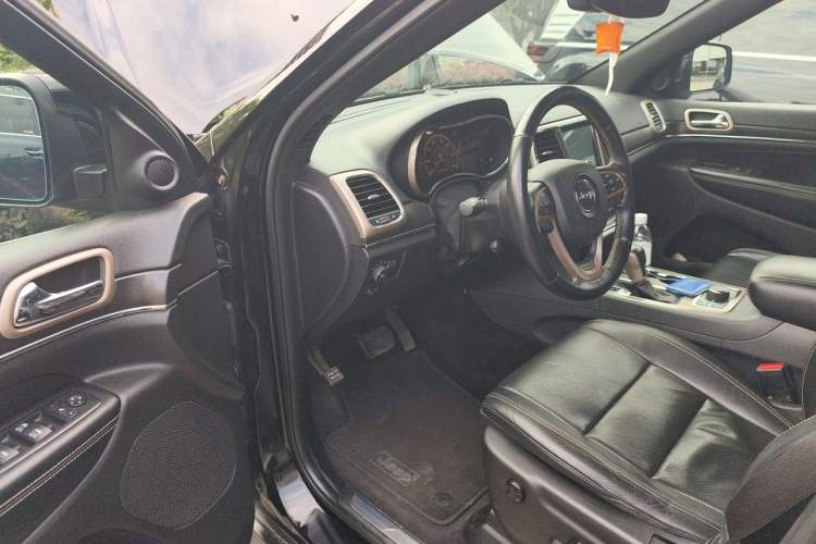Used Jeep Grand Cherokee 2016 3.0L Elite Navigation Edition Driver Seat