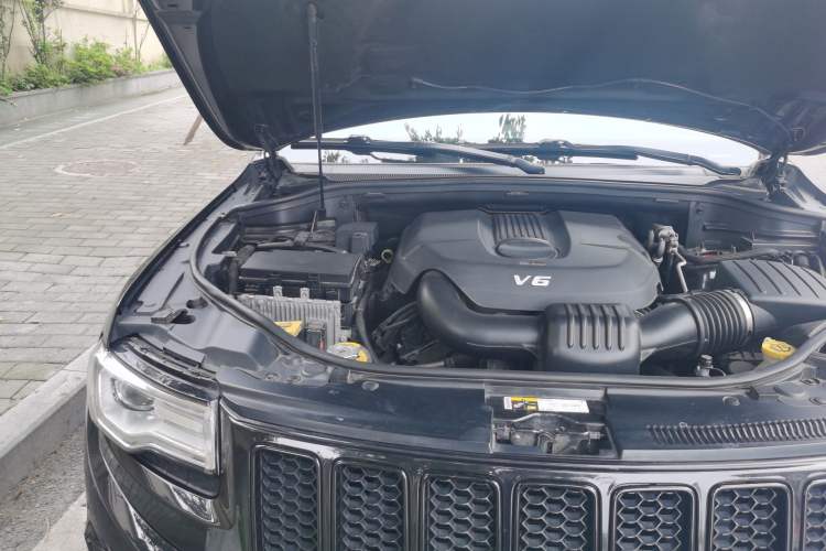 Used Jeep Grand Cherokee 2016 3.0L Comfort Navigation Edition Engine Bay Right
