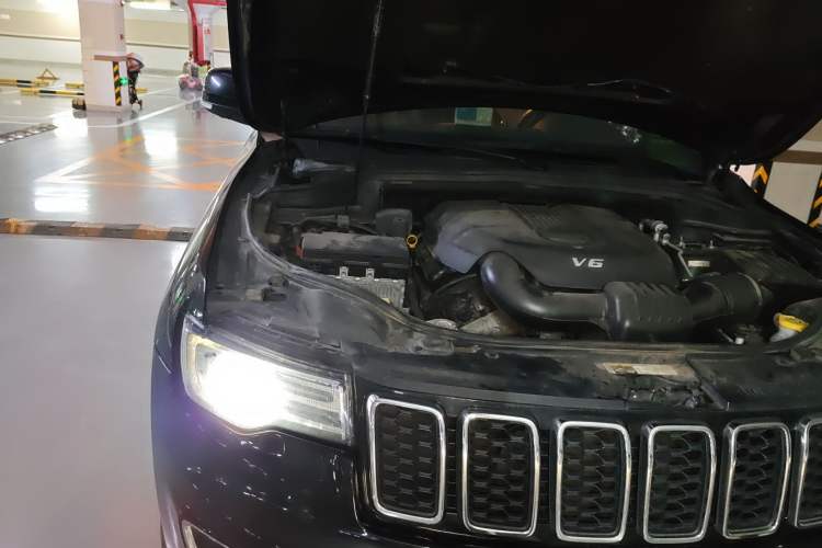 Used Jeep Grand Cherokee 2016 3.0L Comfort Navigation Edition Engine Bay Right