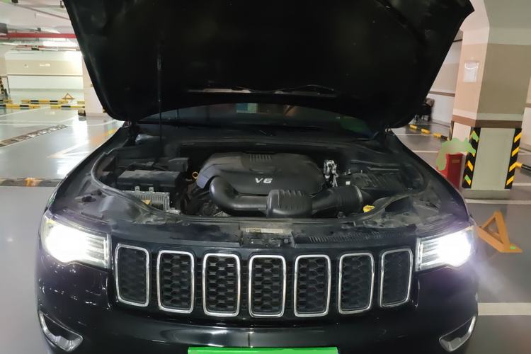 Used Jeep Grand Cherokee 2016 3.0L Comfort Navigation Edition Engine Bay