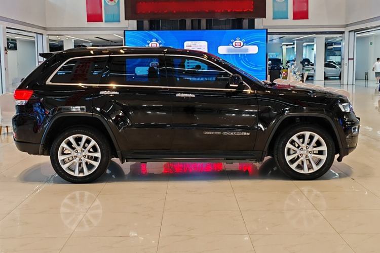 Used Jeep Grand Cherokee 2016 3.0L Comfort Navigation Edition Exterior 3