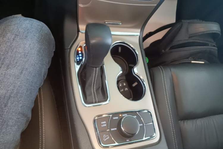 Used Jeep Grand Cherokee 2016 3.0L Comfort Navigation Edition Gear Lever