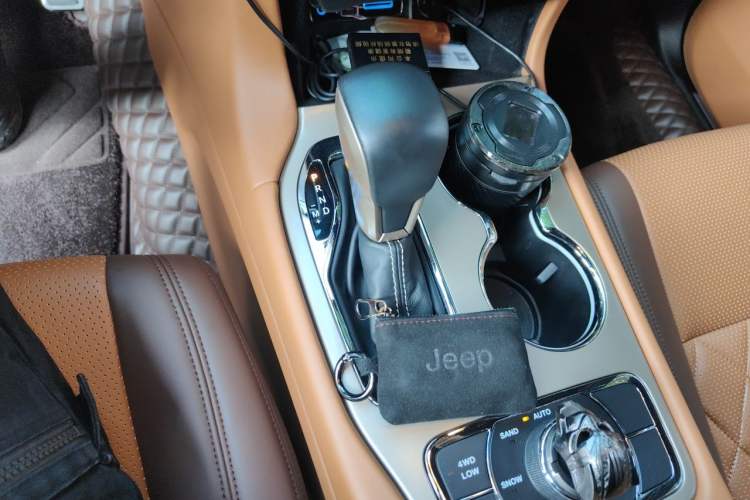 Used Jeep Grand Cherokee 2016 3.0L Comfort Navigation Edition Gear Lever