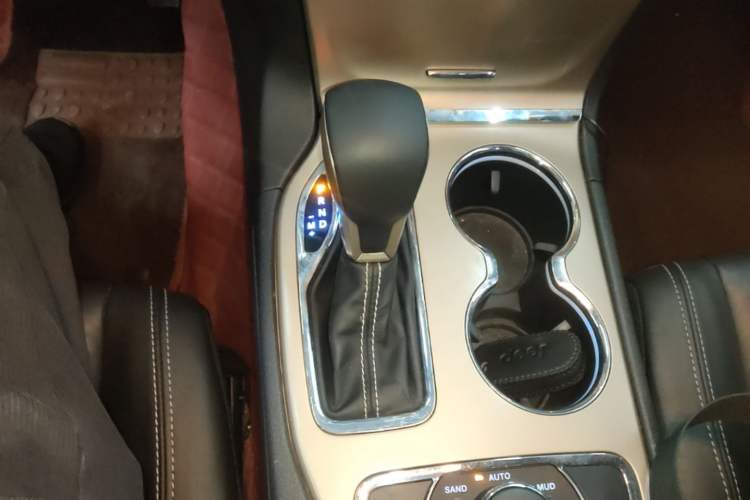 Used Jeep Grand Cherokee 2016 3.0L Comfort Navigation Edition Gear Lever