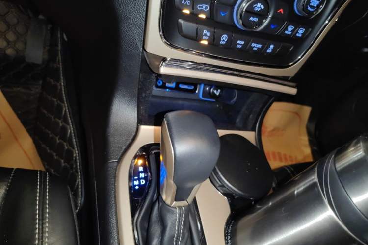 Used Jeep Grand Cherokee 2016 3.0L Comfort Navigation Edition Gear Lever