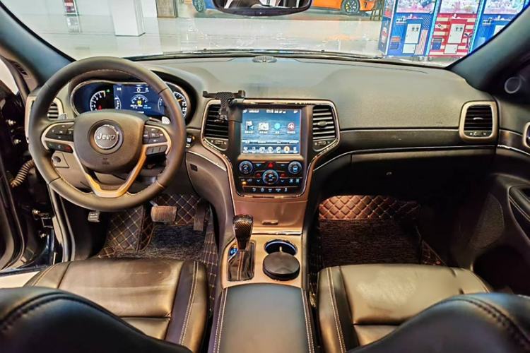 Used Jeep Grand Cherokee 2016 3.0L Comfort Navigation Edition Interior 1