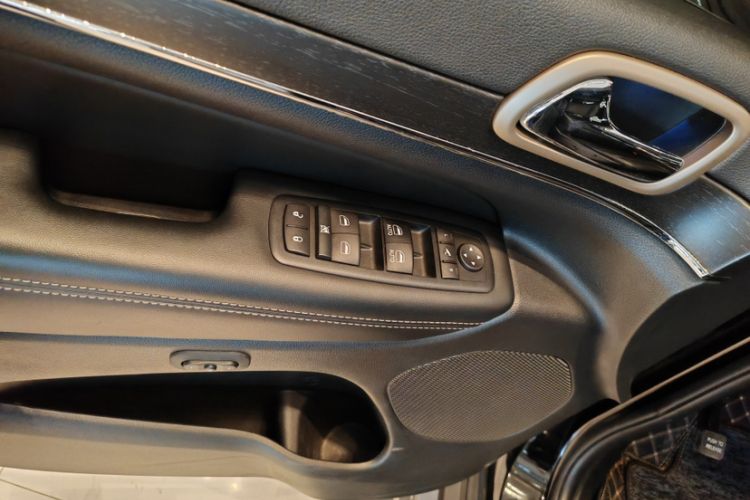 Used Jeep Grand Cherokee 2016 3.0L Comfort Navigation Edition Interior 10