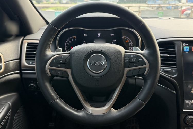 Used Jeep Grand Cherokee 2016 3.0L Comfort Navigation Edition Interior 2