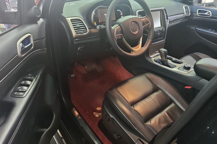 Used Jeep Grand Cherokee 2016 3.0L Comfort Navigation Edition Interior 2