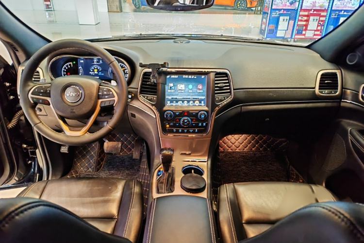 Used Jeep Grand Cherokee 2016 3.0L Comfort Navigation Edition Interior 2