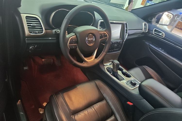 Used Jeep Grand Cherokee 2016 3.0L Comfort Navigation Edition Interior 3