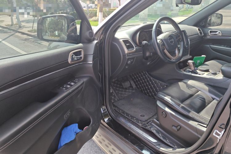 Used Jeep Grand Cherokee 2016 3.0L Comfort Navigation Edition Interior 3