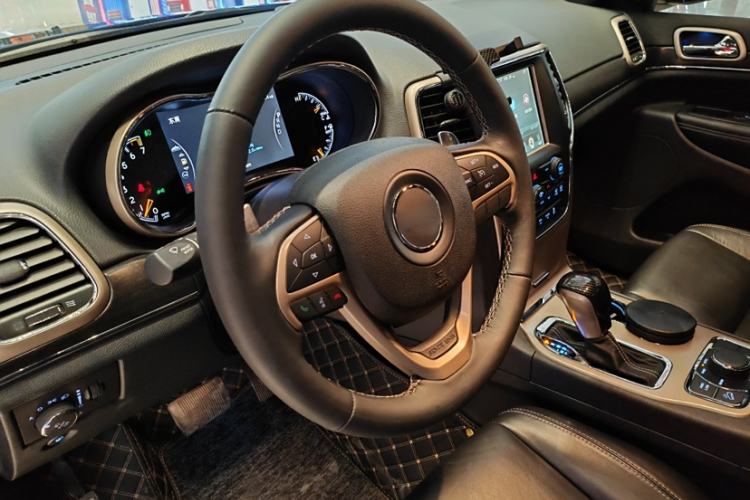 Used Jeep Grand Cherokee 2016 3.0L Comfort Navigation Edition Interior 3