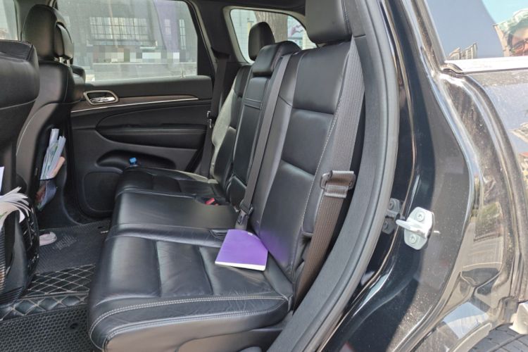 Used Jeep Grand Cherokee 2016 3.0L Comfort Navigation Edition Interior 4