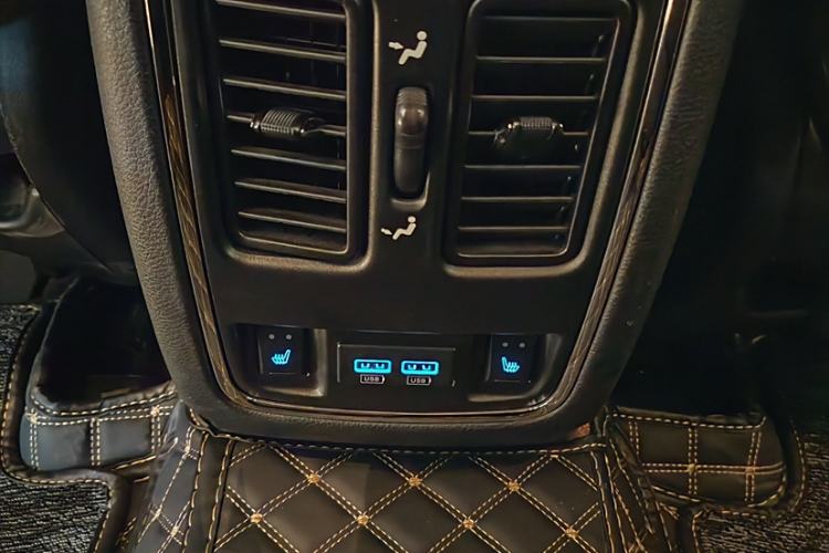 Used Jeep Grand Cherokee 2016 3.0L Comfort Navigation Edition Interior 4