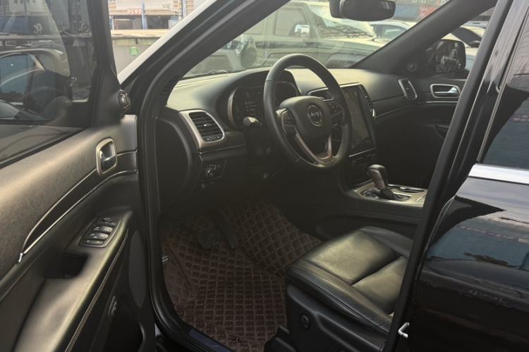 Used Jeep Grand Cherokee 2016 3.0L Comfort Navigation Edition Interior 6