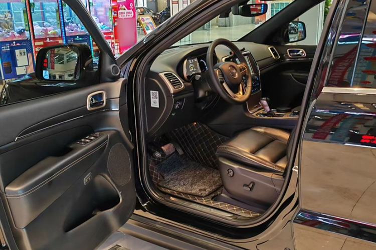 Used Jeep Grand Cherokee 2016 3.0L Comfort Navigation Edition Interior 6